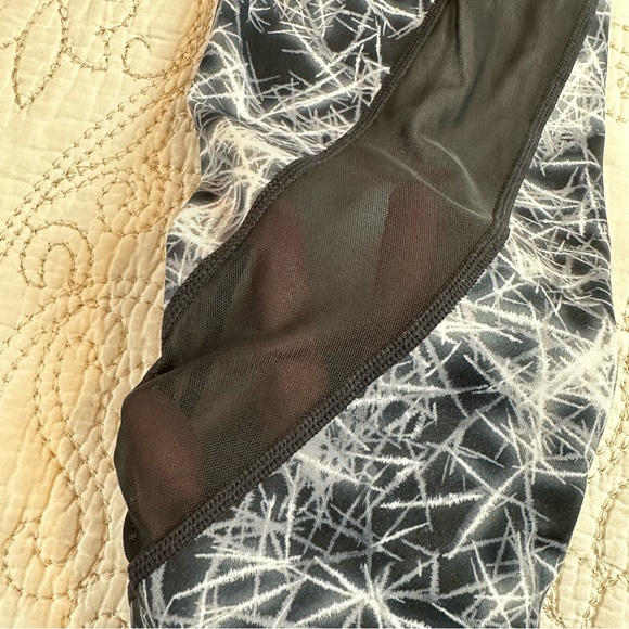 GAP Fit printed mesh detail black & white leggings - Picture 7 of 8
